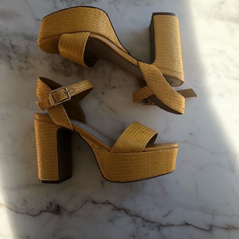 Sz 7 Forever 21 yellow raffia platforms